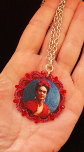 Collana con ciondolo al chiacchierino di color ciliegia e cristalli e bottone centrale rivestito in tessuto Frida Kahlo