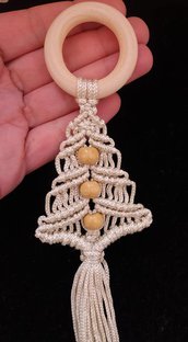 Albero di natale al macramè con filo beige in poliestere,perle in legno ed anello di legno decorazione casa
