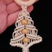 Albero di natale al macramè con filo beige in poliestere,perle in legno ed anello di legno decorazione casa
