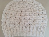Cappello da donna realizzato a uncinetto con lana  di ottima qualità color panna.