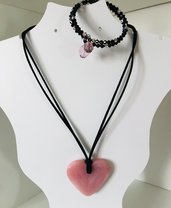 Girocollo nero in alcantara con ciondolo a cuore in resina rosa e braccialetto abbinato.
