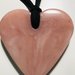 Girocollo nero in alcantara con ciondolo a cuore in resina rosa e braccialetto abbinato.