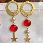 Orecchini pendenti con perni e stelle in zama, cristalli rossi e perle coltivate