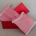 Coppia  di presine in tessuto di  cotone a quadretti bianchi e rossi rifinite con pizzo sangallo  contenute in una graziosa scatola rossa