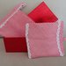 Coppia  di presine in tessuto di  cotone a quadretti bianchi e rossi rifinite con pizzo sangallo  contenute in una graziosa scatola rossa