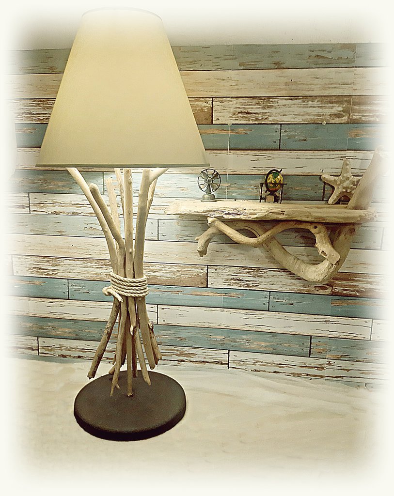Lampada da tavolo in legno di mare con paralume realizzato a mano