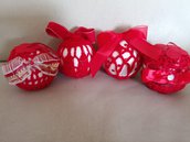 Offerta natalizia: 4 palline realizzate a mano, rivestite con lavorazione a uncinetto decorate con pannolenci,raso fiocchi e brillantini