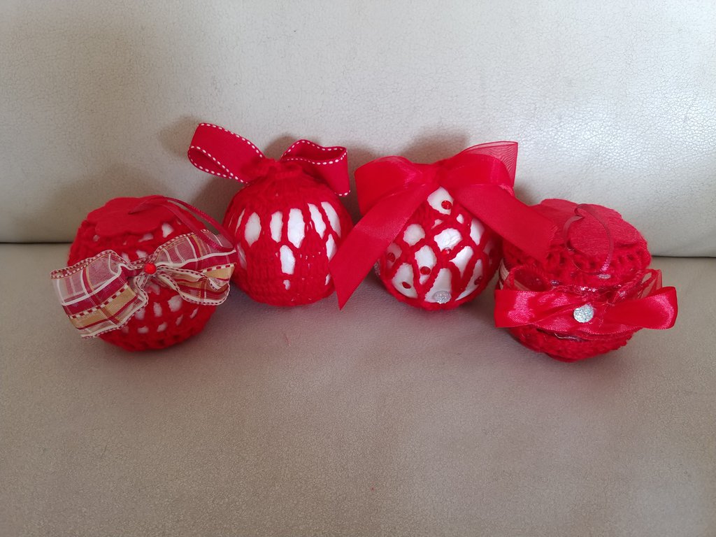 Offerta natalizia: 4 palline realizzate a mano, rivestite con lavor