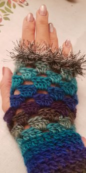 Mezzi guanti scaldamani realizzati all'uncinetto in misto lana e rifiniture in mordida pelliccia sintetica. Taglia media  Morbidi e caldissimi Handmade