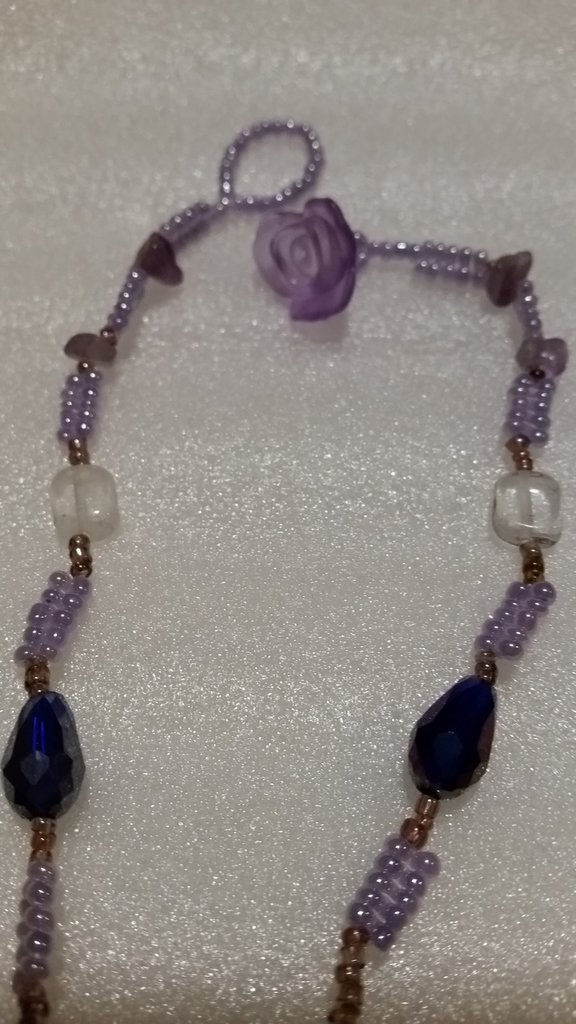 Collana in corda nera con perline di legno graduate viola lilla grossa