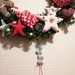 Ghirlanda fuoriporta corona natalizia con decorazioni.