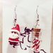 Orecchini natalizi pendenti babbo natale con bottiglietta piena di dolcetti in fimo 