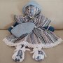 Originale bambolina formata da  3 asciugapiatti di cotone rifiniti con pizzo  e 2 presine a forma di cono