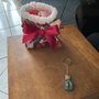 Sacchettino natalizio realizzato a mano con un portachiavi in fimo