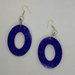 Orecchini pendenti in resina viola con micro glitter fucsia e azzurri e componenti in alluminio e ottone color argento