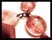 Collana in stoffa e pietre di vetro rosa e viola