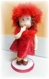Bambolina natalizia, rossa, fatta a mano in porcellana fredda