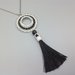 Ciondolo pendente in tessitura di perline con catena lunga, nappina seta nera