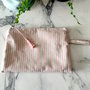 Pochette in cotone a righe beige e panna rosa con nappa in pendant 