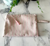 Pochette in cotone a righe beige e panna rosa con nappa in pendant 