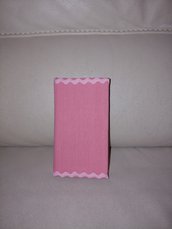 Mini diario / agenda foderato di tessuto di cotone rosa rifinito con merletto zig zag