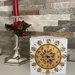 Orologio da tavolo di legno creato con scatola decorato con mandala. Scrigno del tempo 