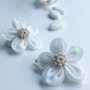 Fermaglio per capelli con fiore bianco in lino, tulle e cotone ecru - Battesimo