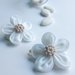 Fermaglio per capelli con fiore bianco in lino, tulle e cotone ecru - Battesimo