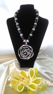 Collana con perle in ceramica color nero e grigio