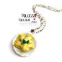 Collana piatto di ravioli con salsa di formaggio e basilico - miniature idea regalo - cibo italiano