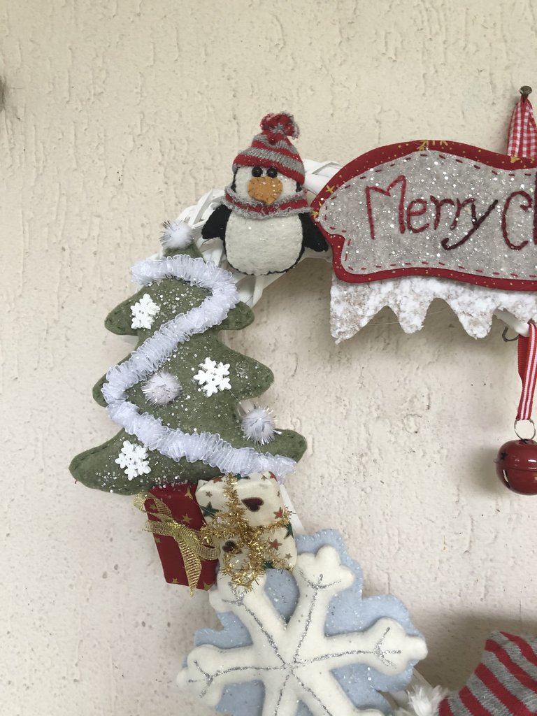 Targa Decorativa In Legno Merry Christmas: 30x30 Cm Con Ghirlanda E Scoiattolo, Stampa UV, Pronta Da Appendere