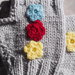 Mezzi Guanti in lana grigia.Fatti a mano.Decorati con tre fiori lavorati a uncinetto e perline in tinta.Personalizzabili.