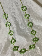Collana lunga verde in acrilico e perline di conteria