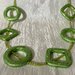 Collana lunga verde in acrilico e perline di conteria