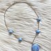 Collana con perle e pendente in pasta di mais bianco e azzurro variegato