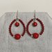 Orecchini pendenti a goccia con perle rosse di diverse dimensioni
