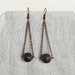Orecchini pendenti con perla lavorata in acrilico e catenella color bronzo