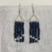 Orecchini pendenti con cristalli blu metallizzati e perline avorio