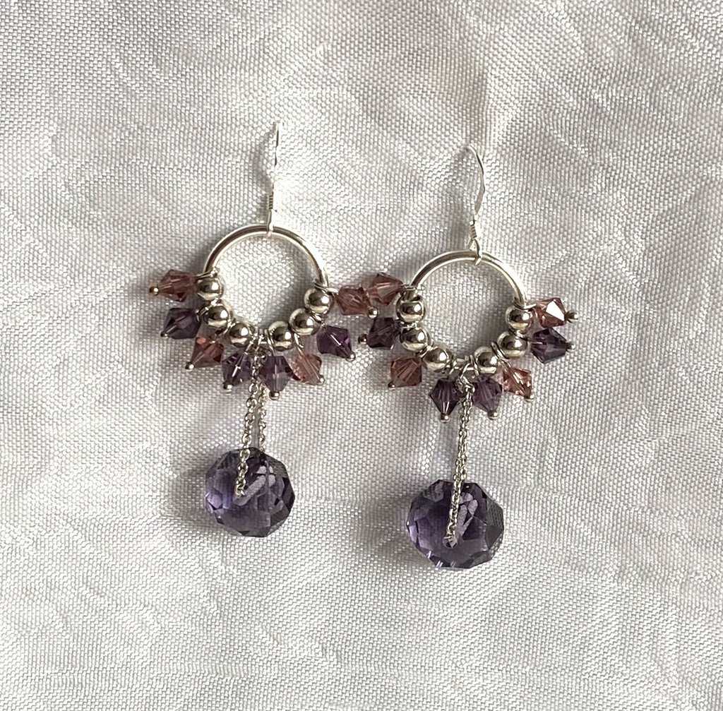 Orecchini Pendenti A Nappa Con Cristalli Viola – Tono Argento, Lunghezza 90 Mm, Leggeri 2 G, Chiusura A Gancio