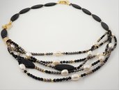 collana perle di fiume asimmetrica multifilo con mezzi cristalli e perle vetro di Boemia