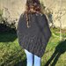 Poncho donna in lana merinos / cappa a maglia / mantella asimmetrica fatta a mano