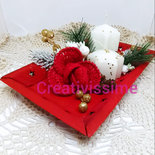 Centrotavola natalizio con vassoio rosso e rose all'uncinetto