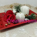 Centrotavola natalizio con vassoio rosso e rose all'uncinetto