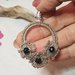 Orecchini cerchio realizzati all'uncinetto (crochet) con cristalli e monachelle in acciaio