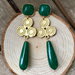 Orecchini pendenti con cristalli, pietre dure verdi ed elementi in zama 
