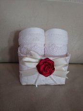 Cestino bianco con graziosa decorazione contenente 2 lavette con pizzo