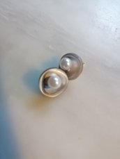 Orecchini con bottone e perla