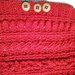 Cappottino/maglioncino rosso di lana con collo comodo ed elastico e trecce per un cane 