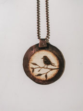 Collana uccellino, legno pirografato e rame