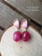 Orecchini pendenti con agate rosa e perni in ottone e cristalli 